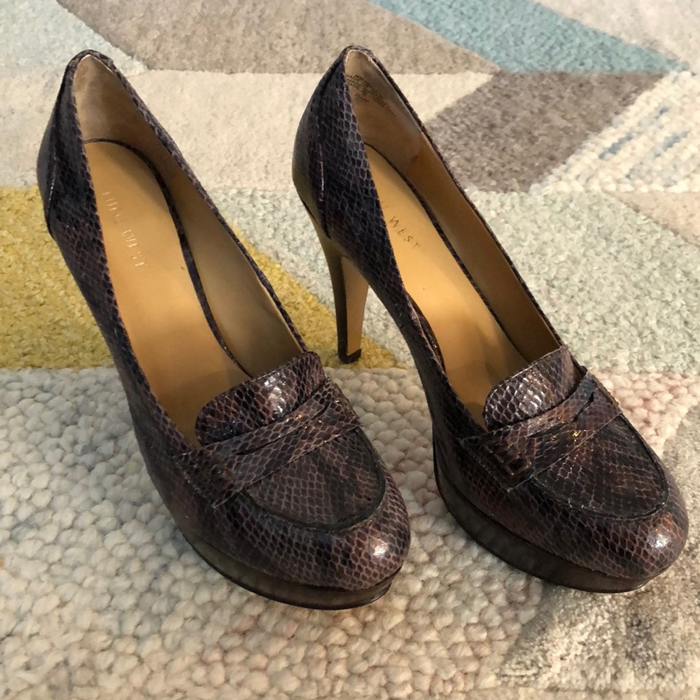 Nine West Abalene Synthetic snake platform pumps
